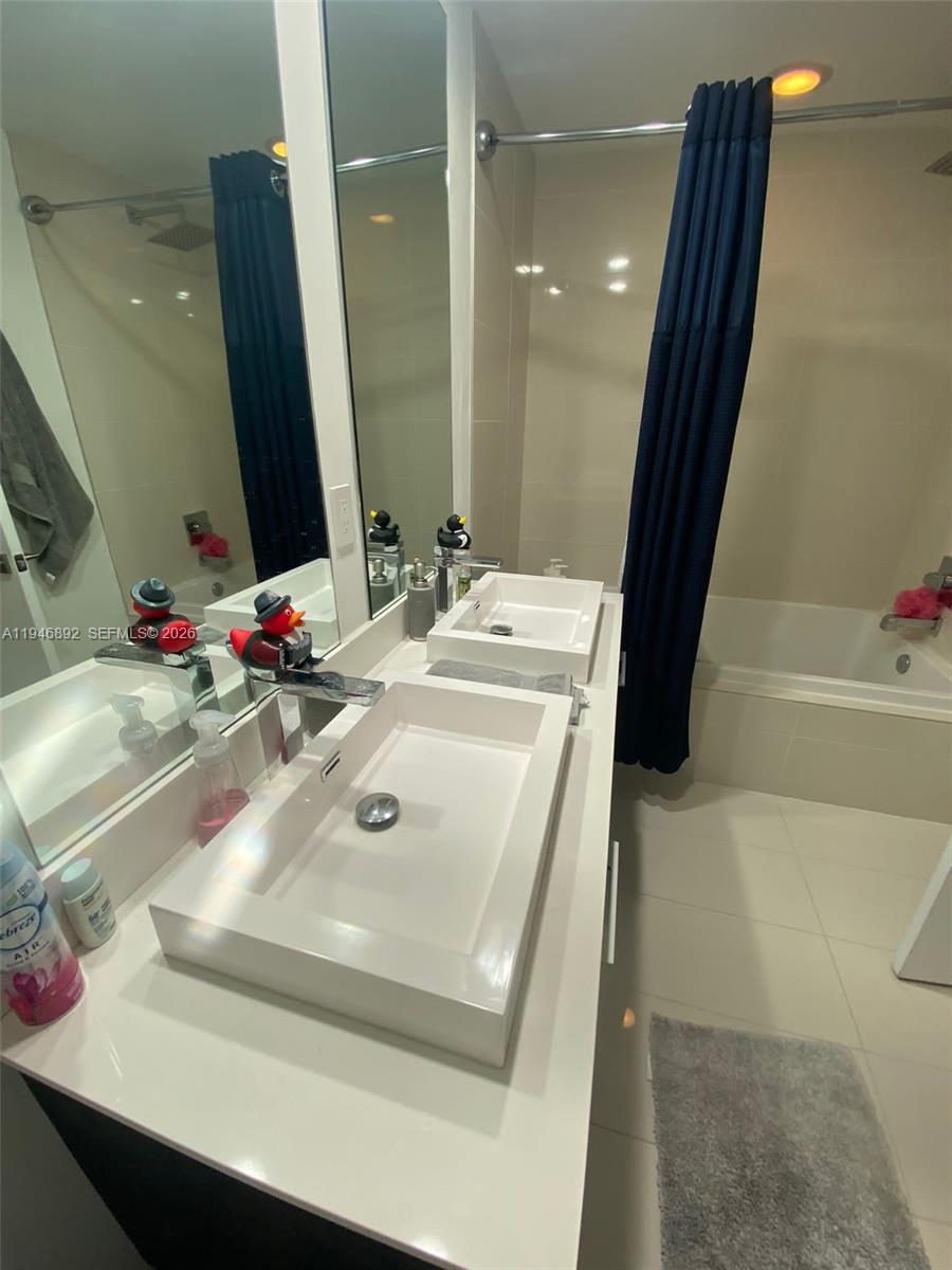 45 SW 9th St #1005, Miami FL 33130