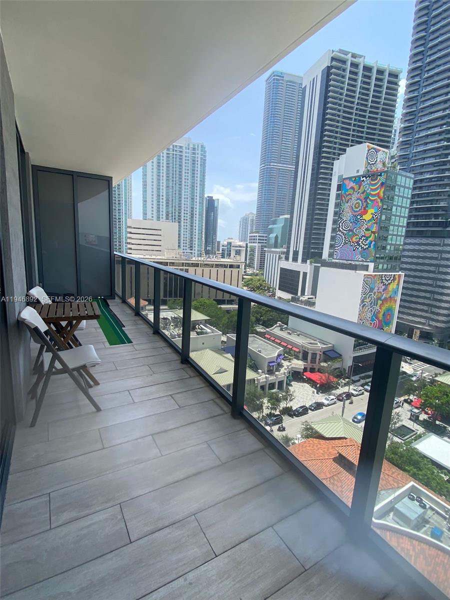 45 SW 9th St #1005, Miami FL 33130
