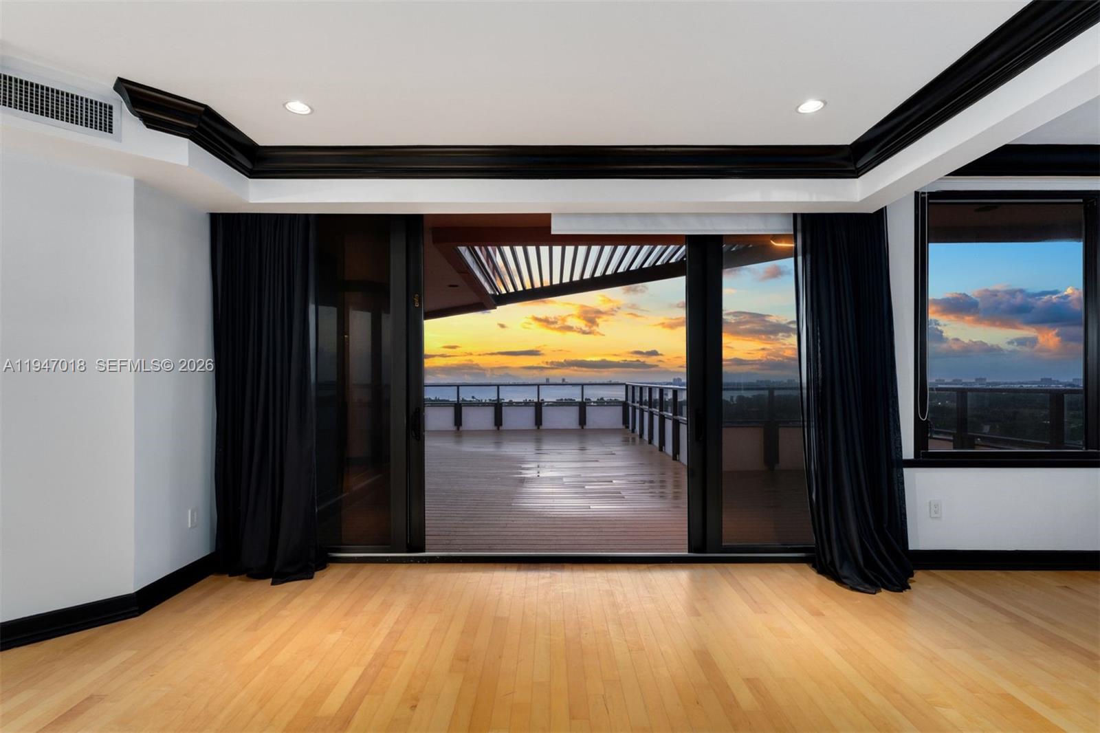 5225 Collins Ave #PH8, Miami Beach FL 33140