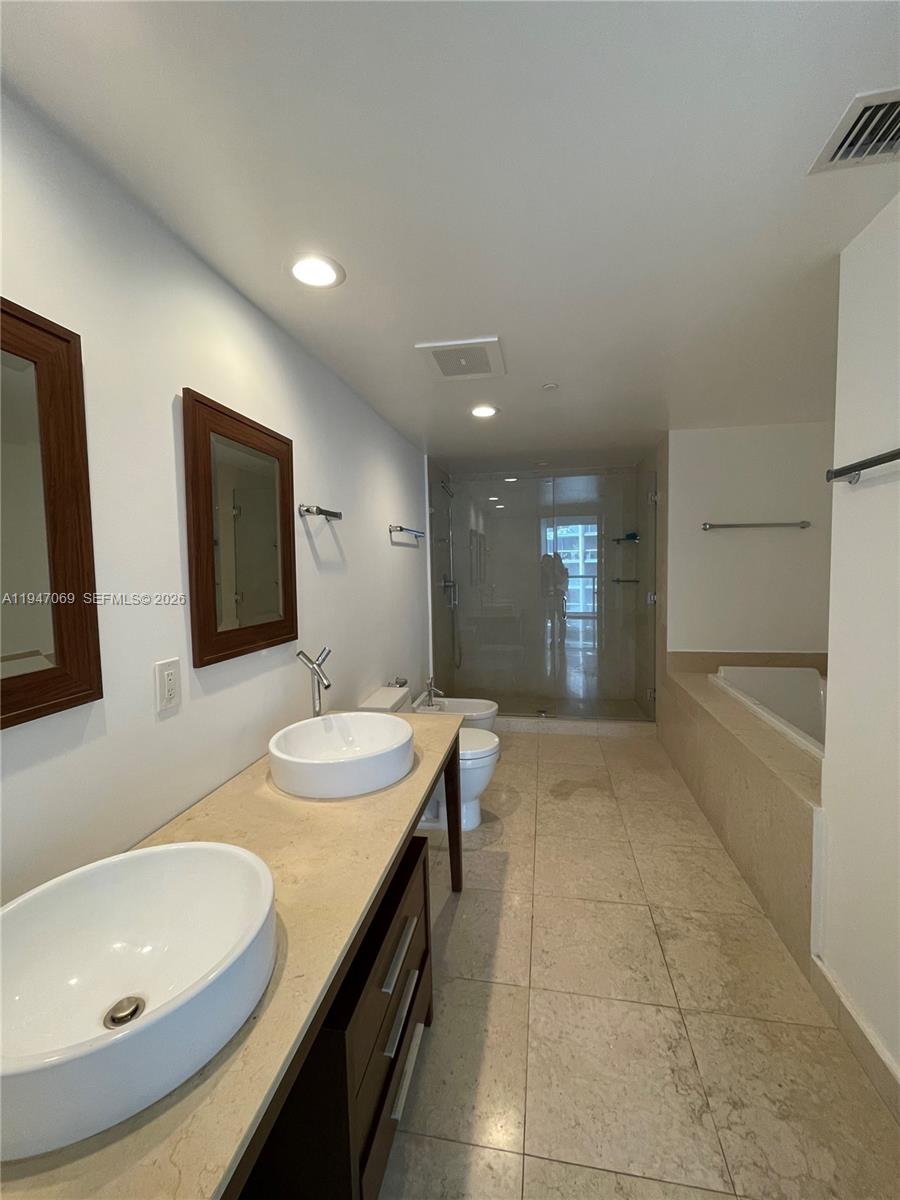495 Brickell Ave #3810, Miami FL 33131