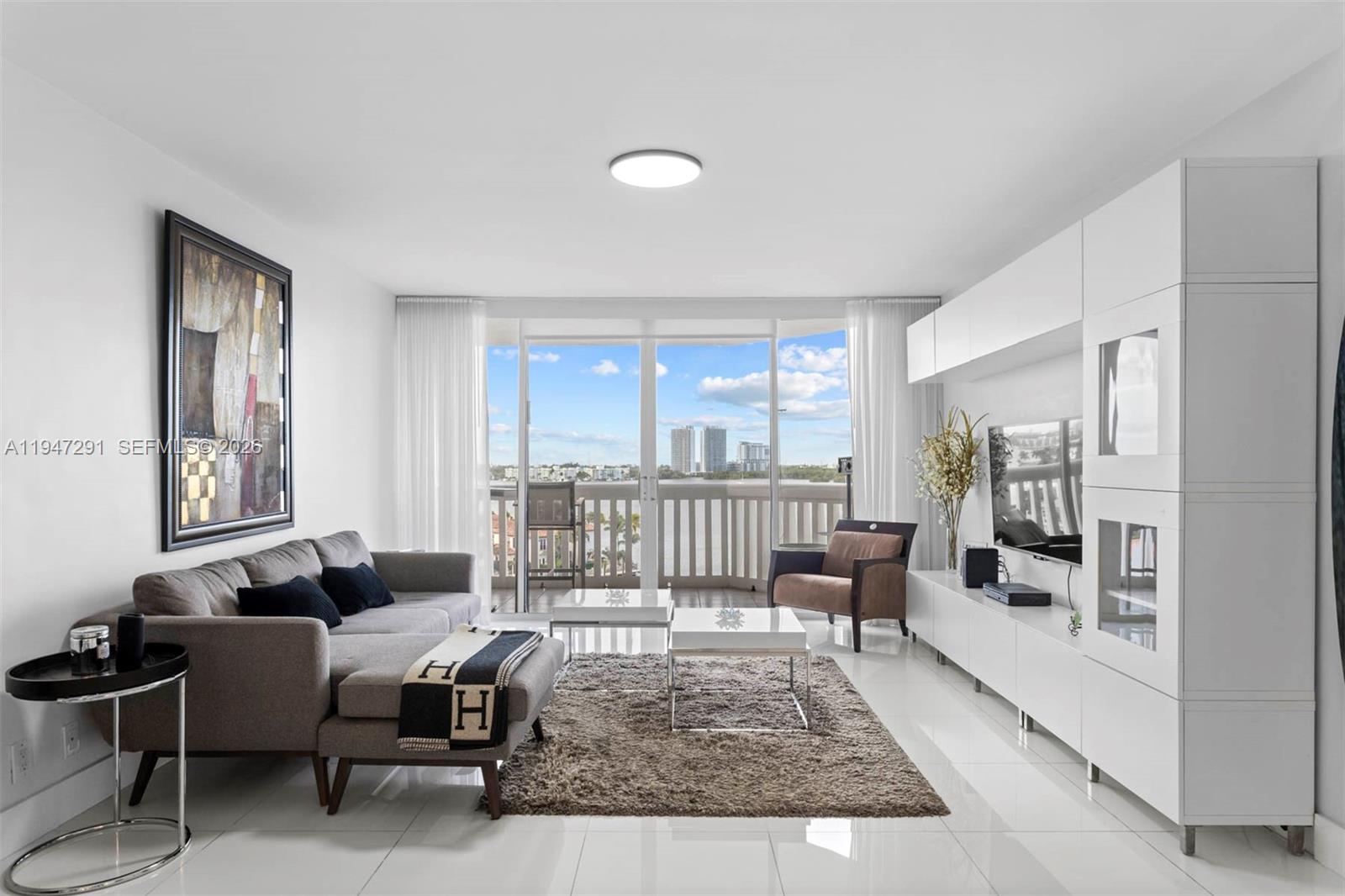 1000 W Island Blvd #812, Aventura FL 33160