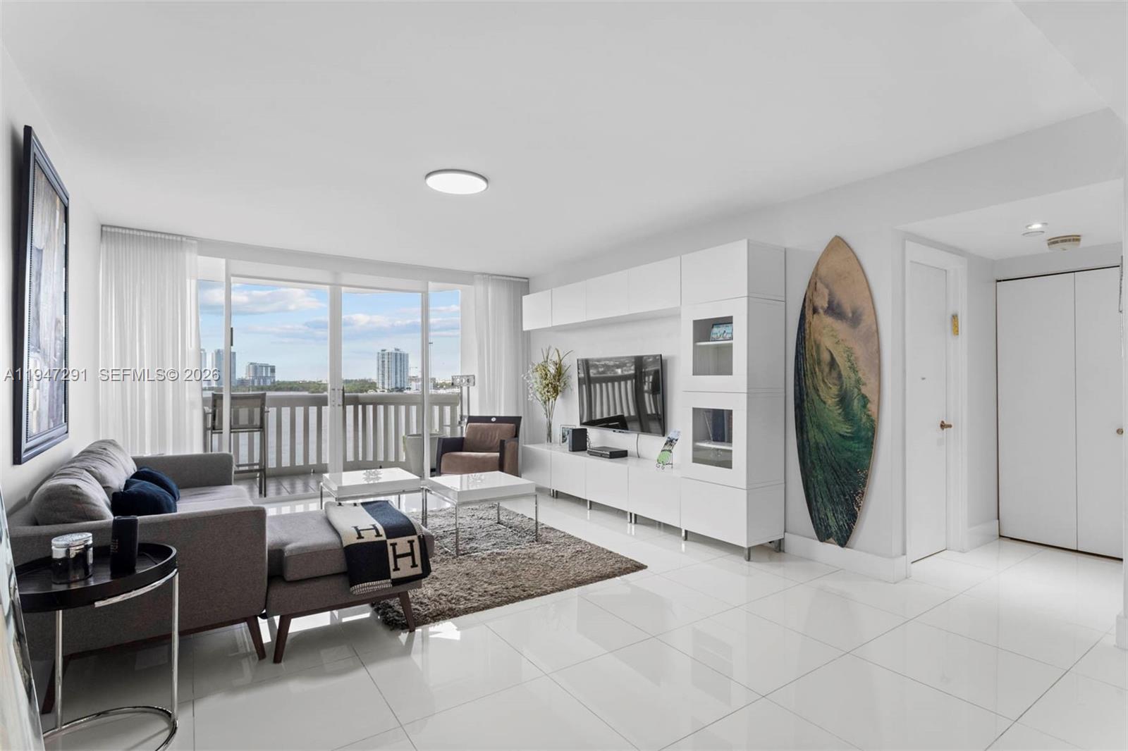 1000 W Island Blvd #812, Aventura FL 33160