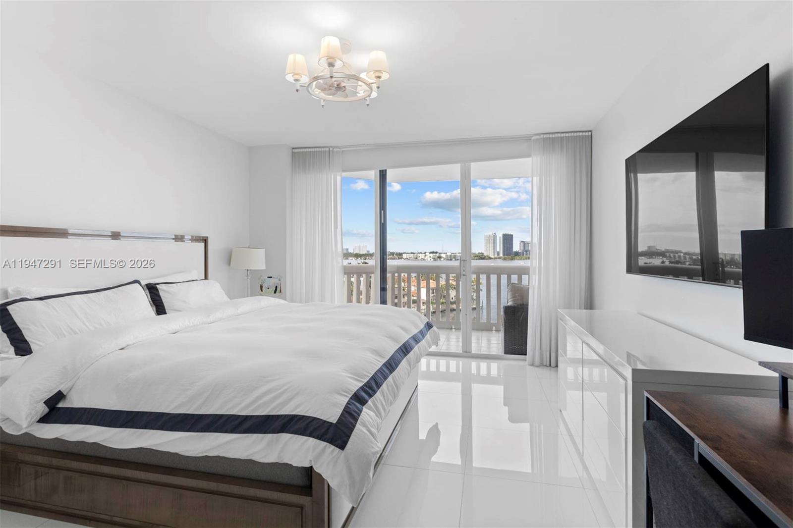 1000 W Island Blvd #812, Aventura FL 33160