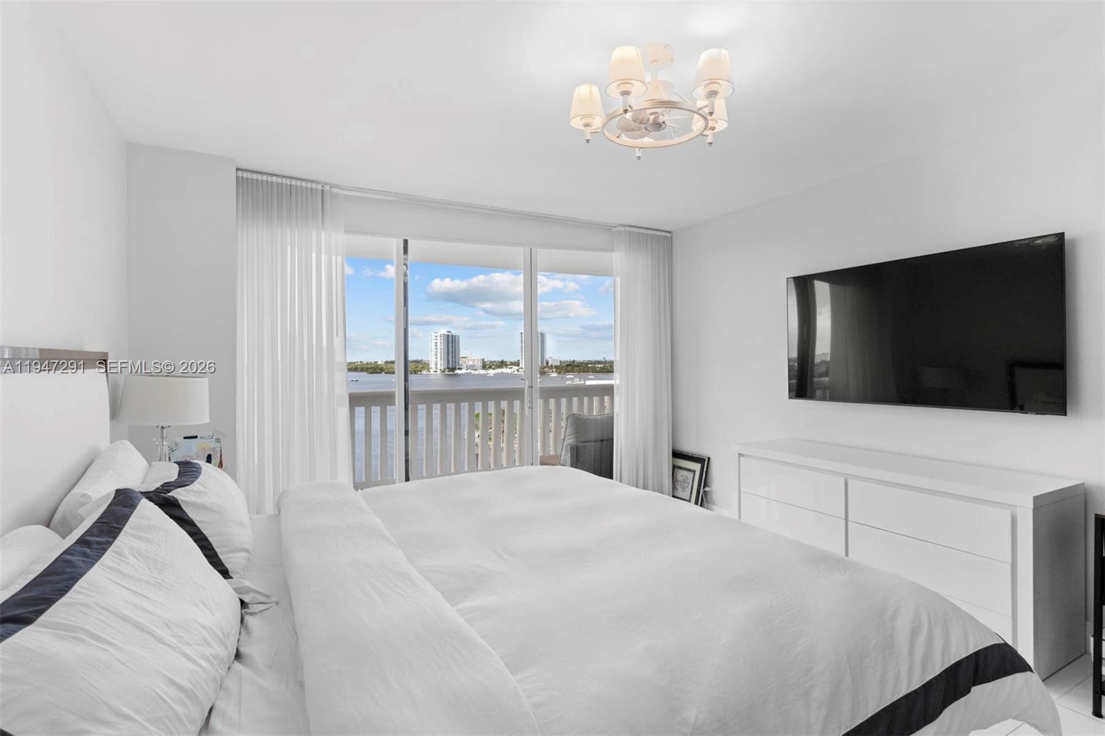 1000 W Island Blvd #812, Aventura FL 33160