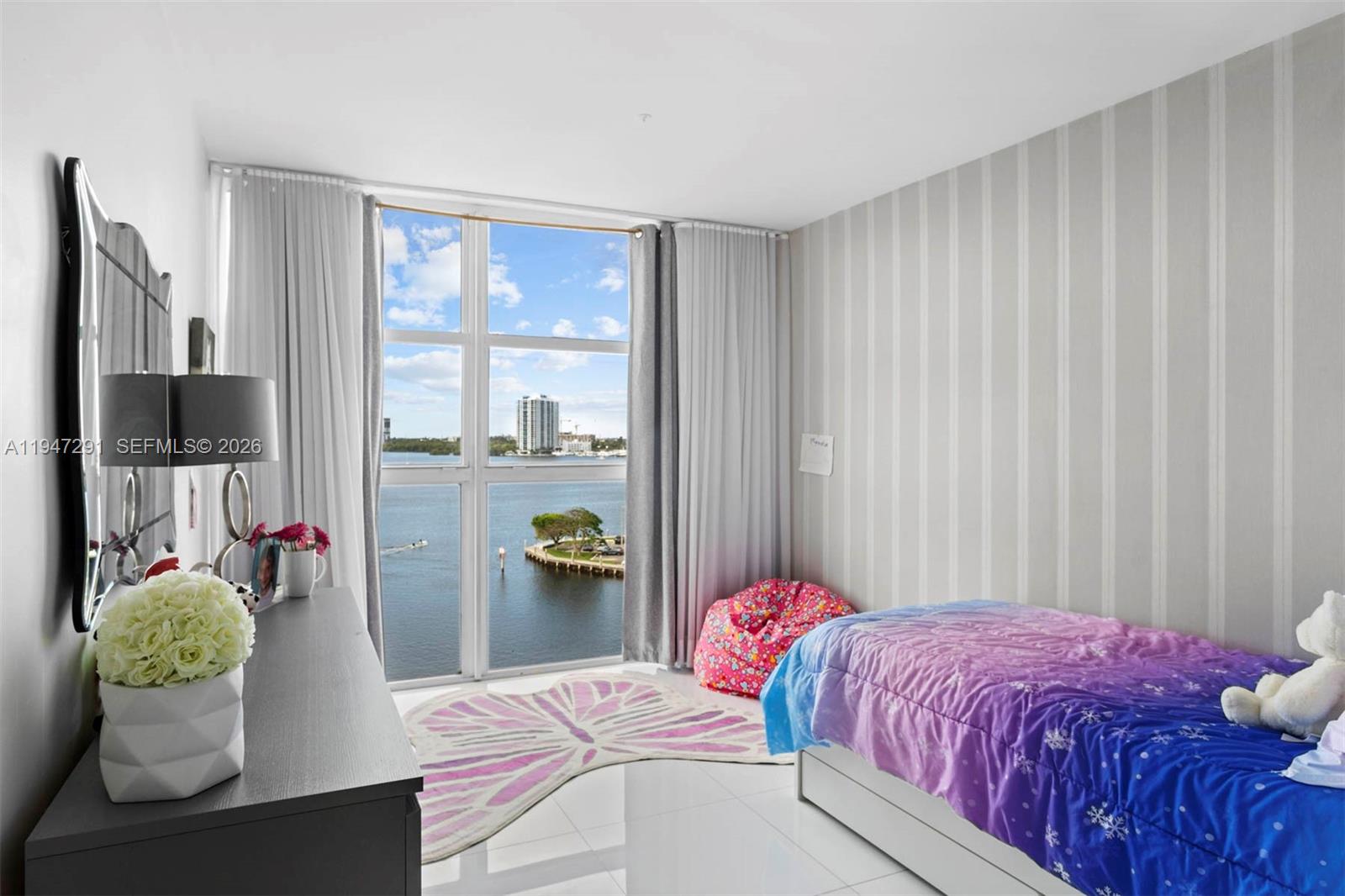 1000 W Island Blvd #812, Aventura FL 33160