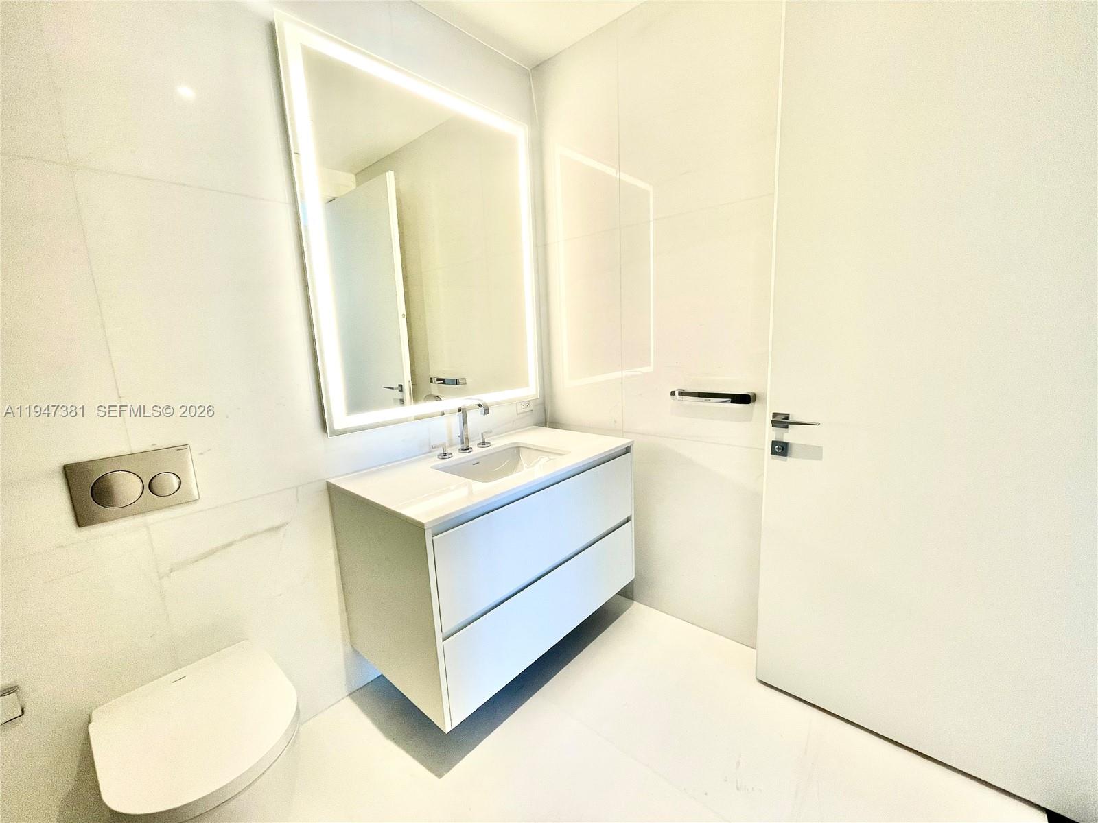 300 Biscayne Blvd Way #2208, Miami FL 33131