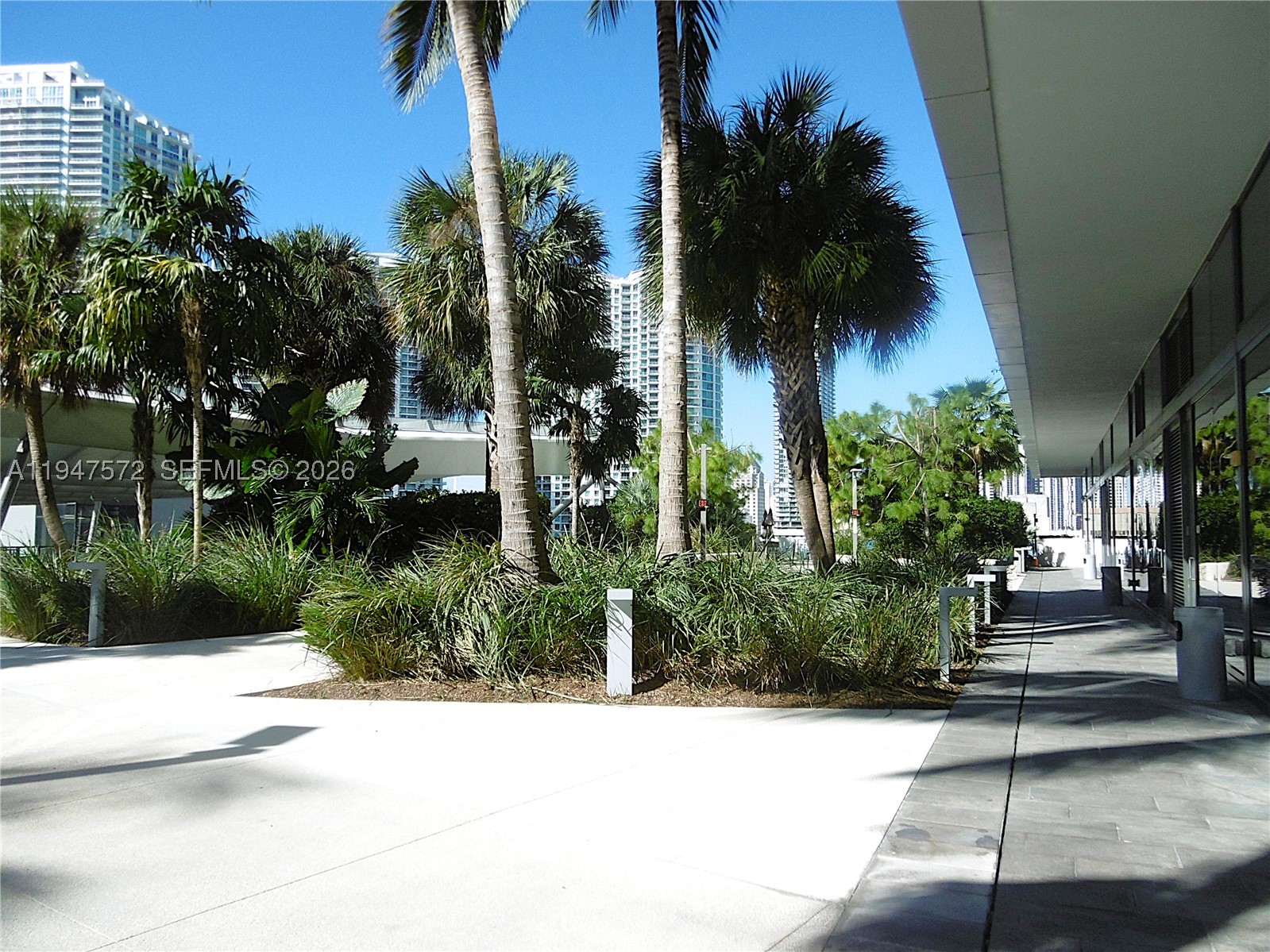 68 SE 6th St #1702, Miami FL 33131