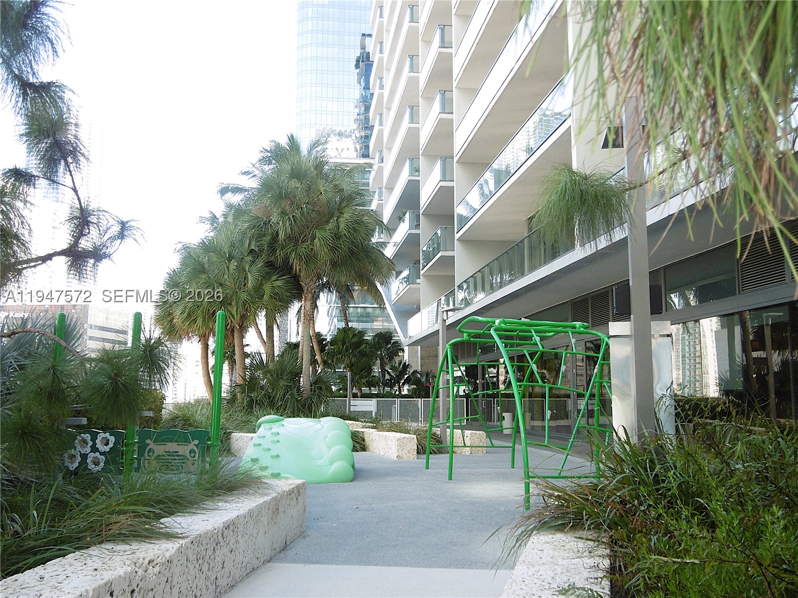 68 SE 6th St #1702, Miami FL 33131