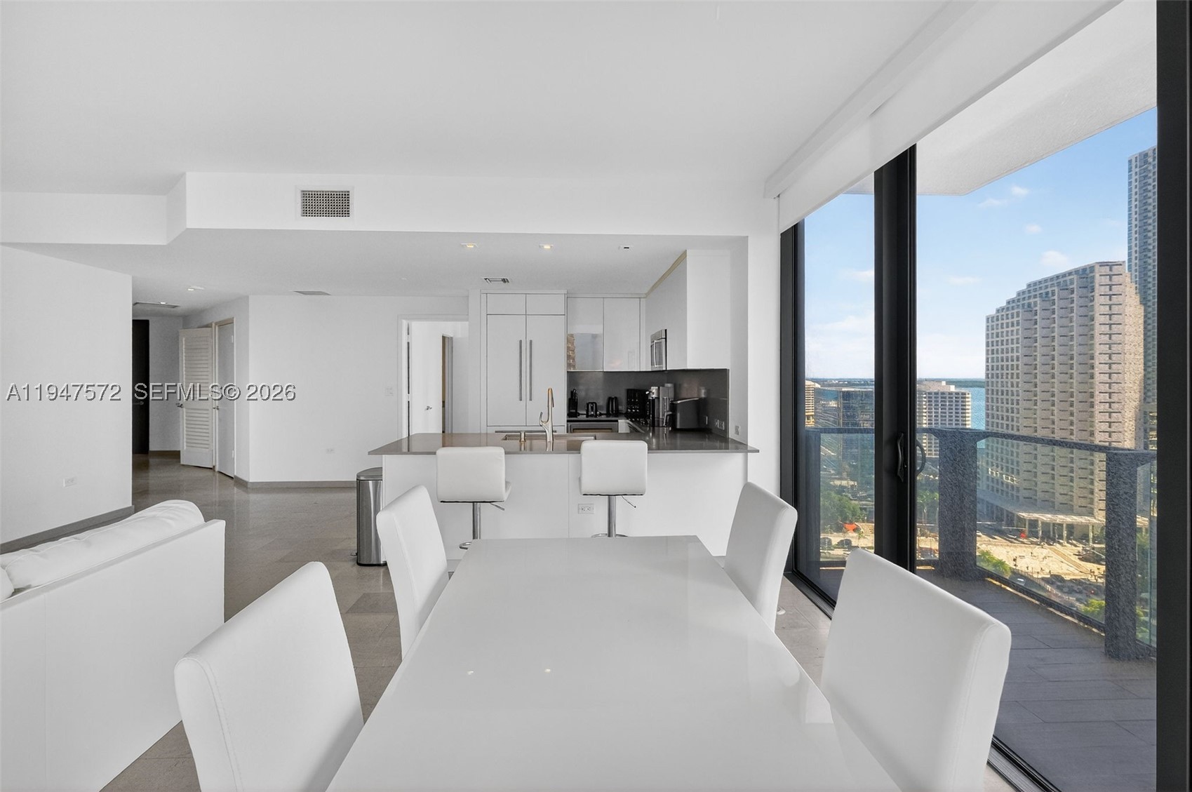 68 SE 6th St #1702, Miami FL 33131