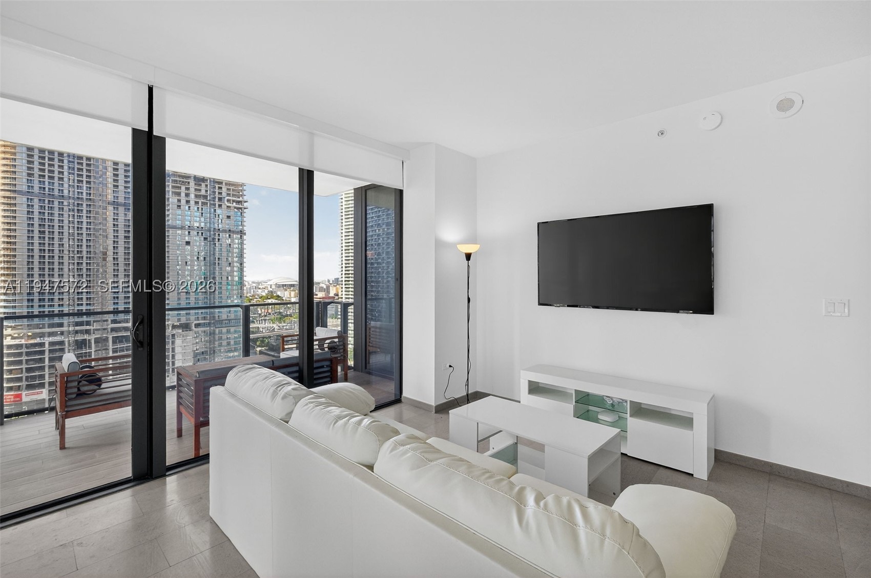 68 SE 6th St #1702, Miami FL 33131