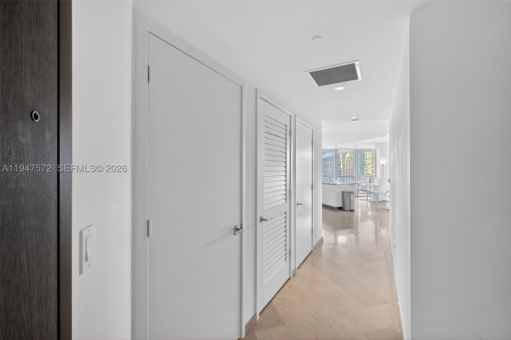 68 SE 6th St #1702, Miami FL 33131