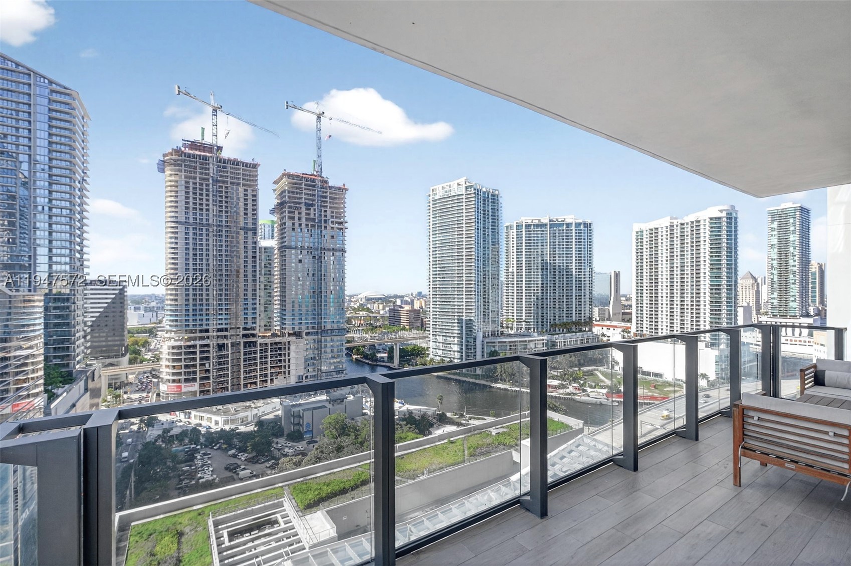 68 SE 6th St #1702, Miami FL 33131