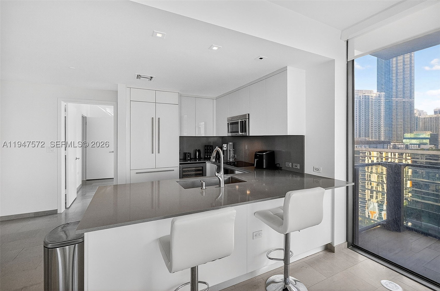 68 SE 6th St #1702, Miami FL 33131