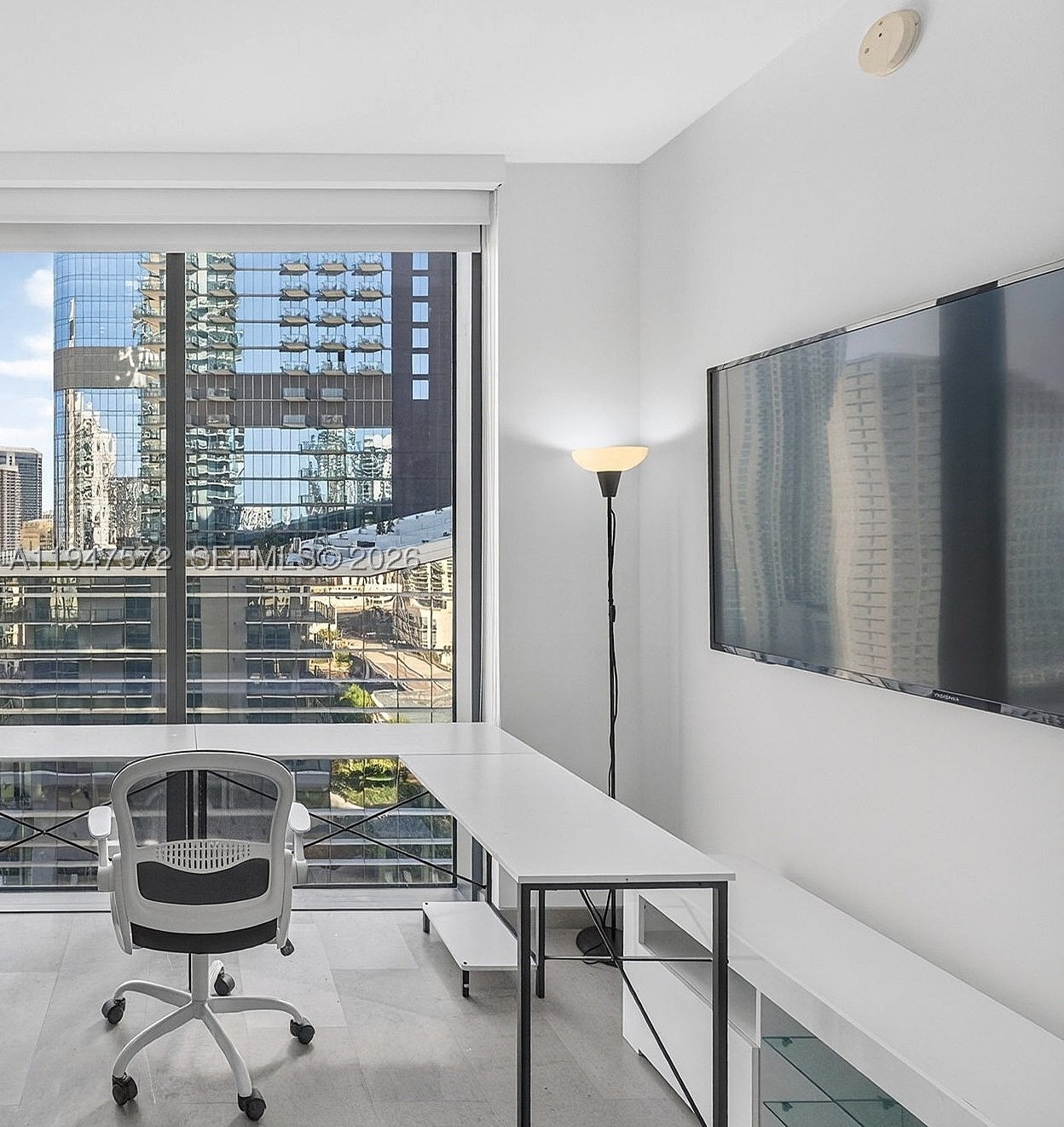 68 SE 6th St #1702, Miami FL 33131