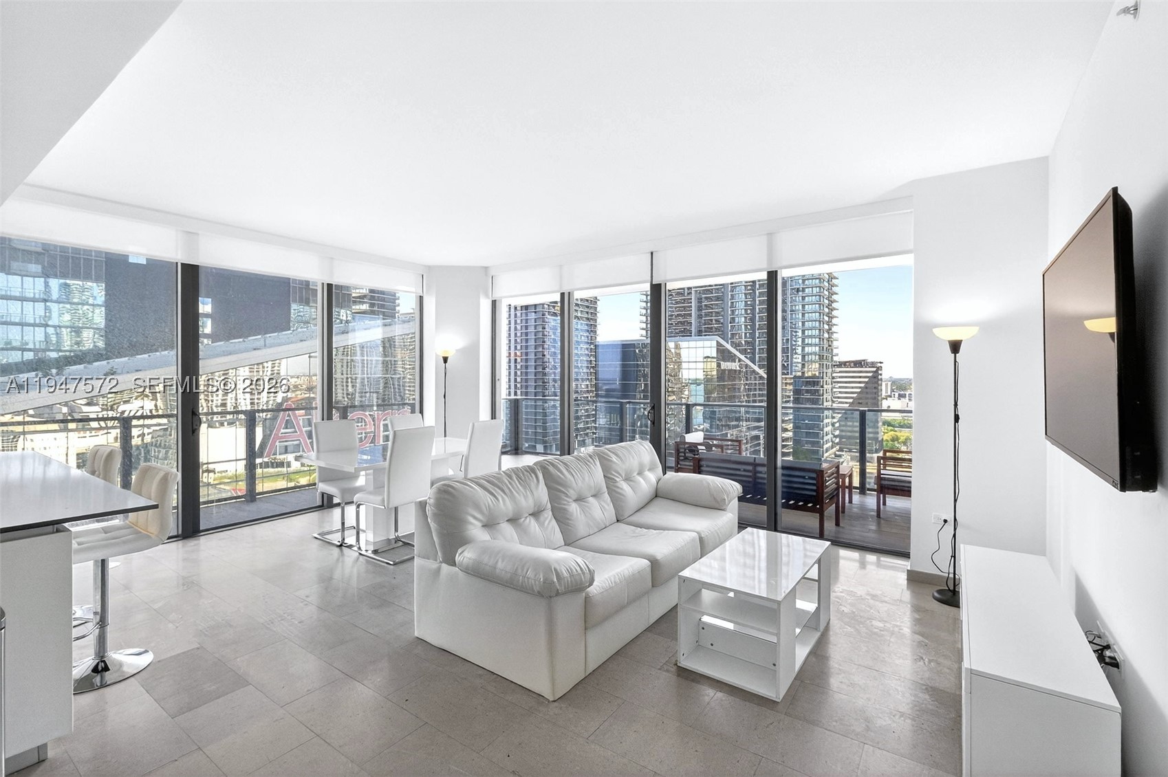 68 SE 6th St #1702, Miami FL 33131