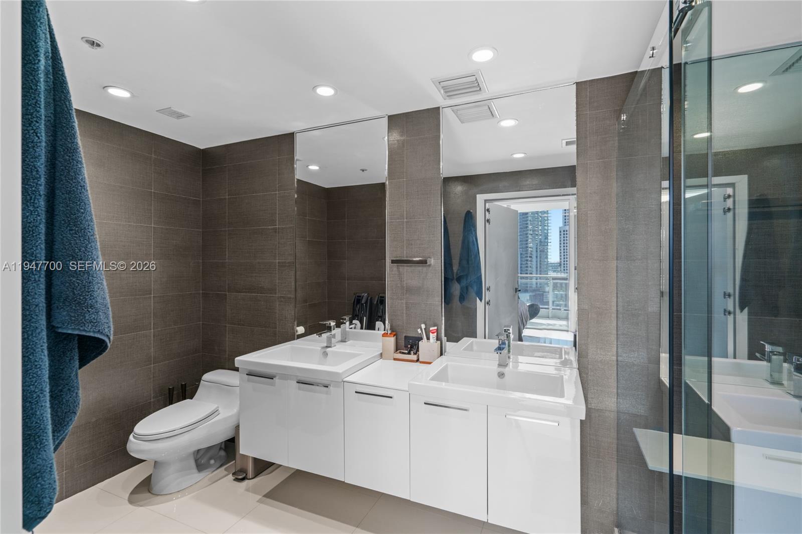 90 SW 3rd St #2204, Miami FL 33130