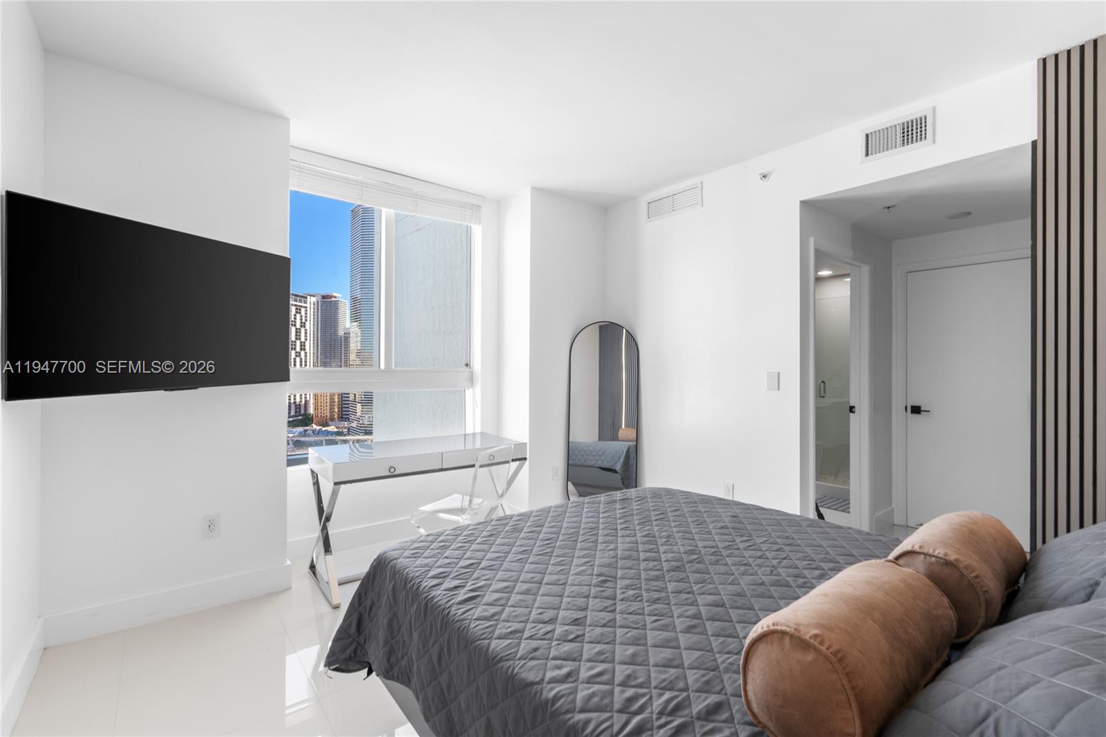 90 SW 3rd St #2204, Miami FL 33130