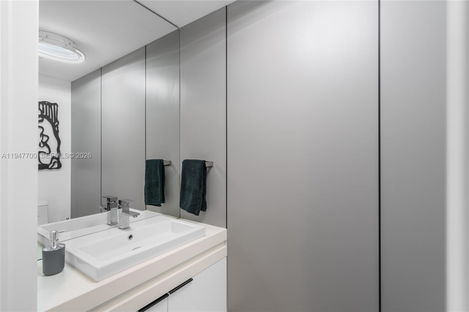 90 SW 3rd St #2204, Miami FL 33130