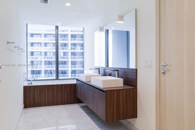 1000 Brickell Plz #3409, Miami FL 33131