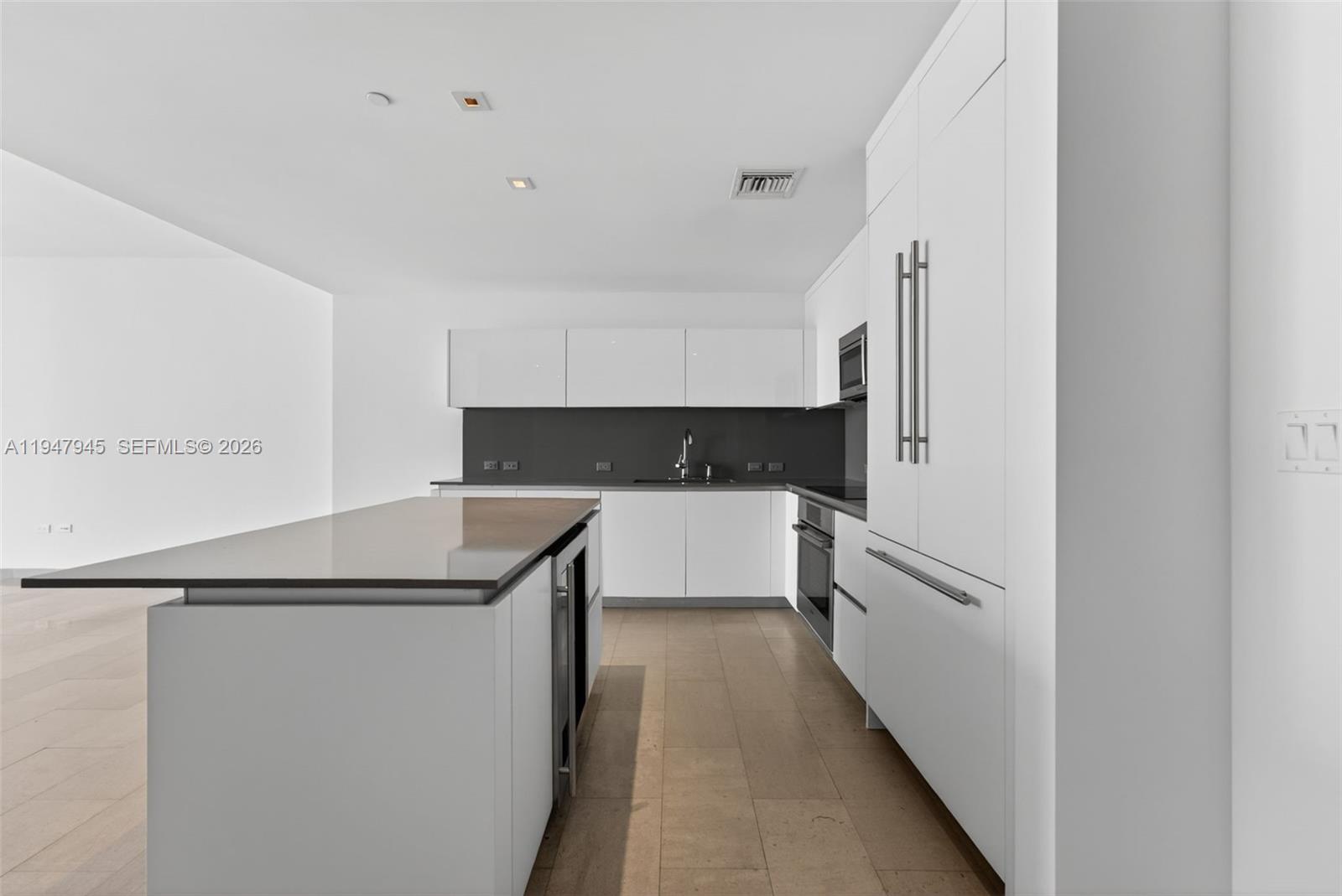 68 SE 6th St #2110, Miami FL 33131