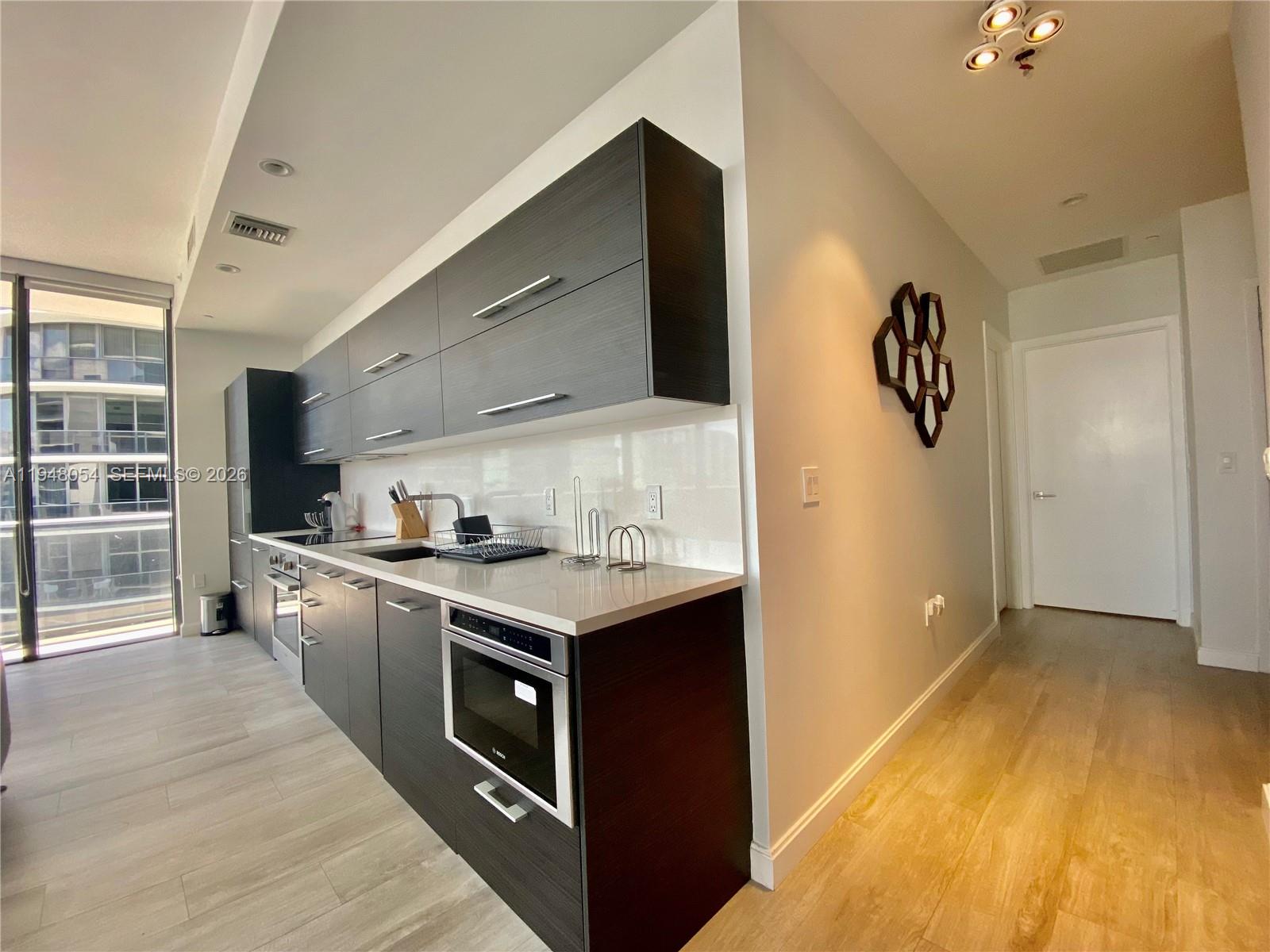 55 SW 9th St #4201, Miami FL 33130