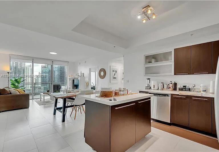90 SW 3rd St #3211, Miami FL 33130