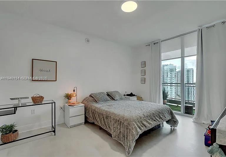 90 SW 3rd St #3211, Miami FL 33130