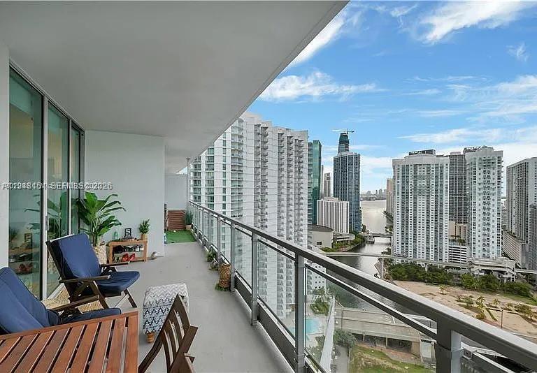 90 SW 3rd St #3211, Miami FL 33130