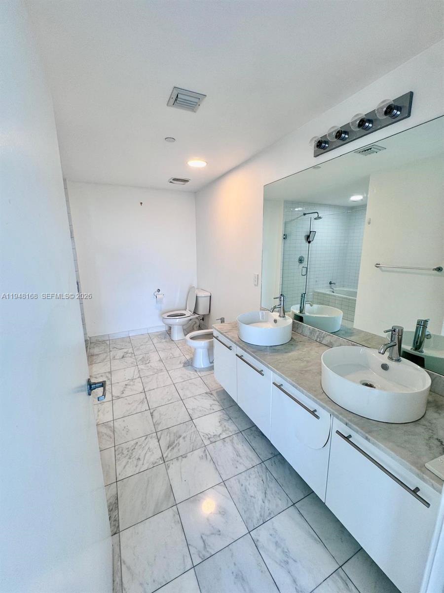 888 Biscayne Blvd #906, Miami FL 33132