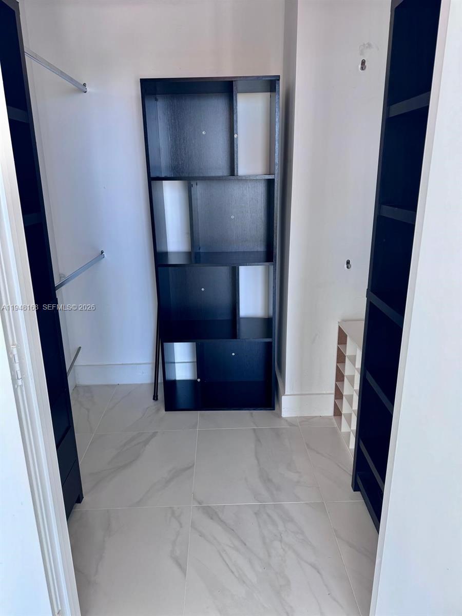 888 Biscayne Blvd #906, Miami FL 33132