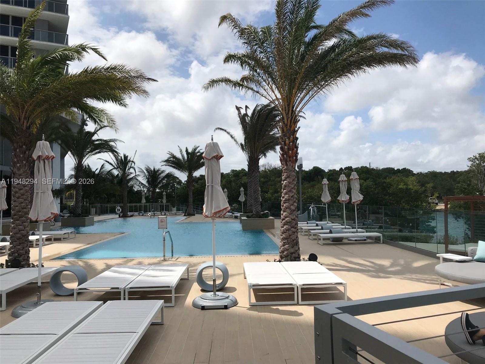 North Miami Beach FL 33160 - A11948294