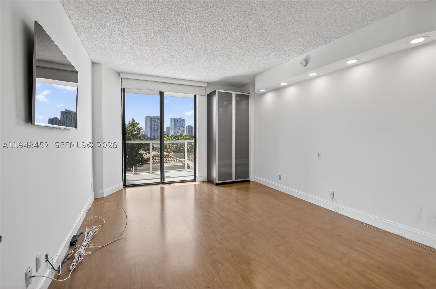 20281 E Country Club Dr #405, Aventura FL 33180