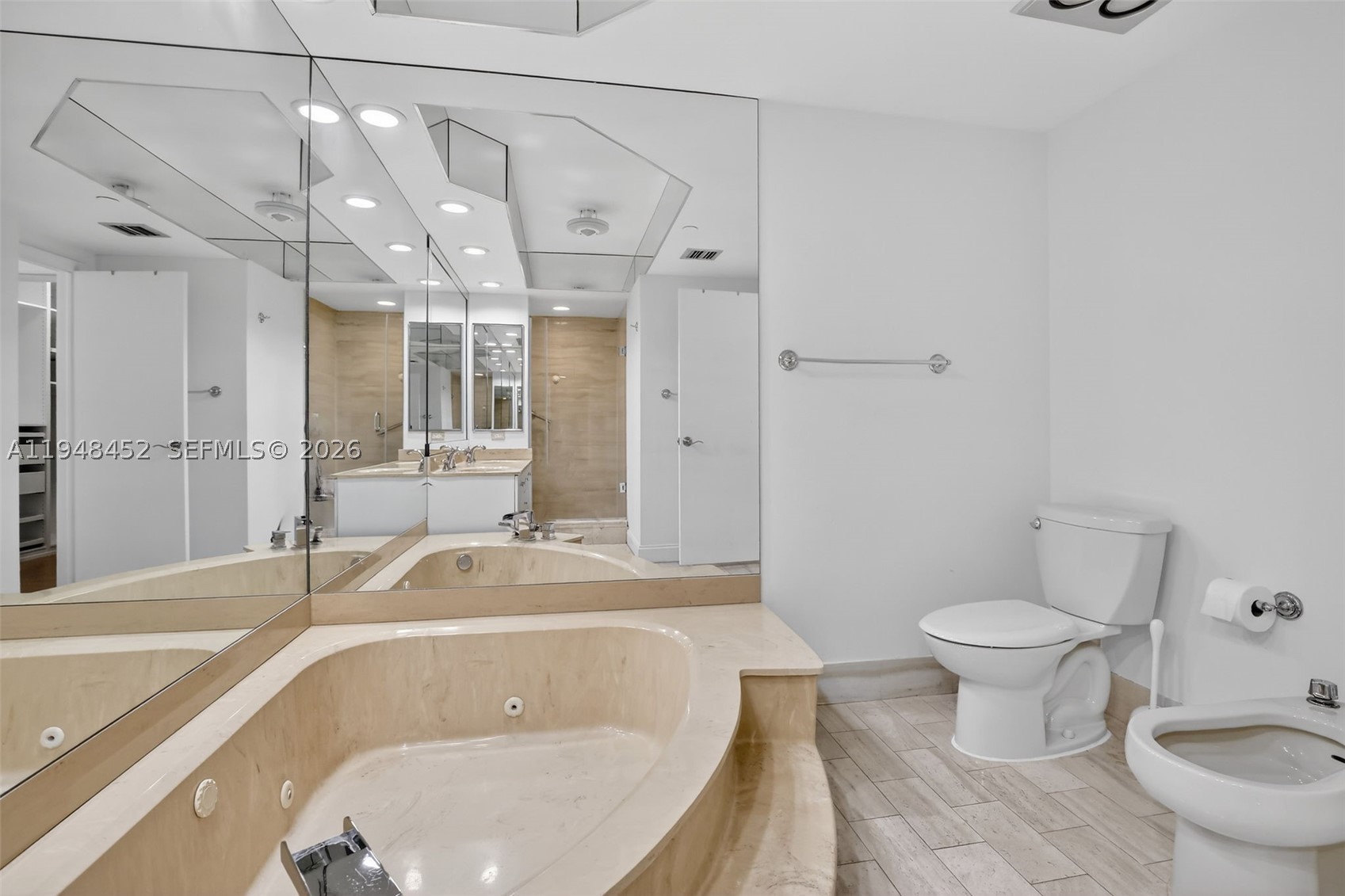 20281 E Country Club Dr #405, Aventura FL 33180