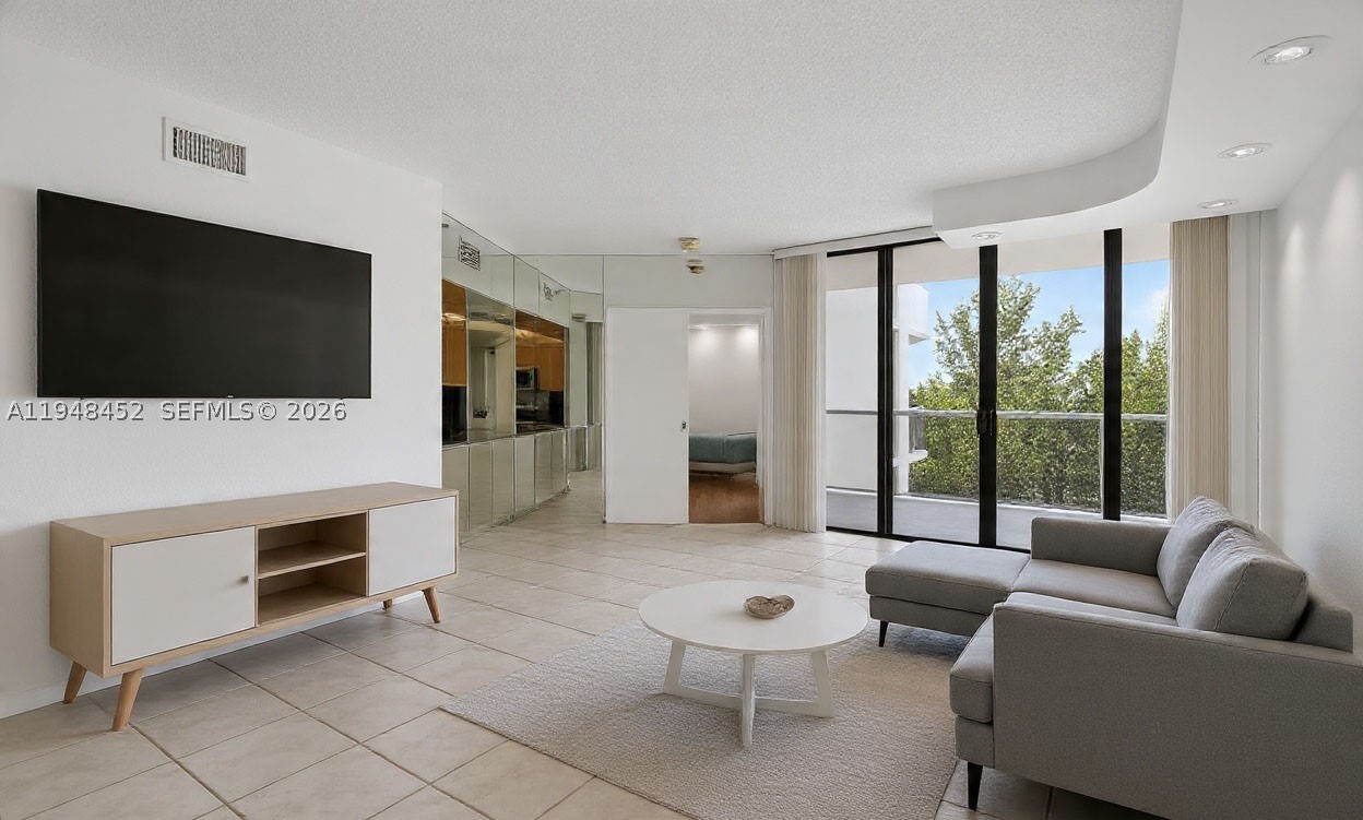 20281 E Country Club Dr #405, Aventura FL 33180