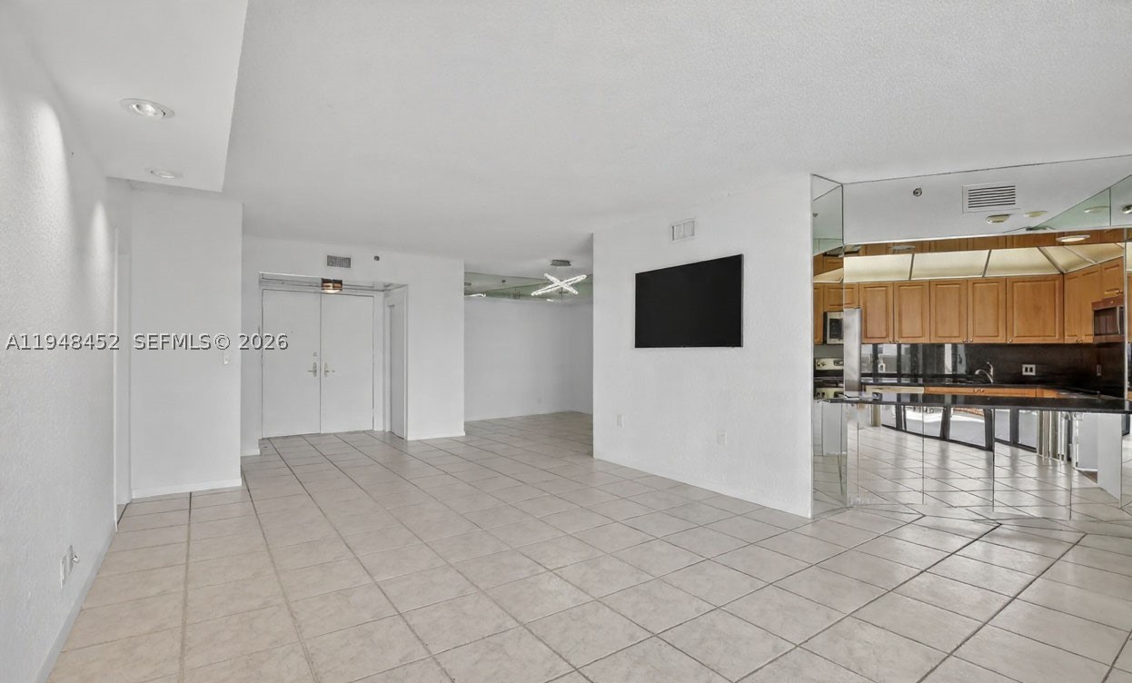 20281 E Country Club Dr #405, Aventura FL 33180