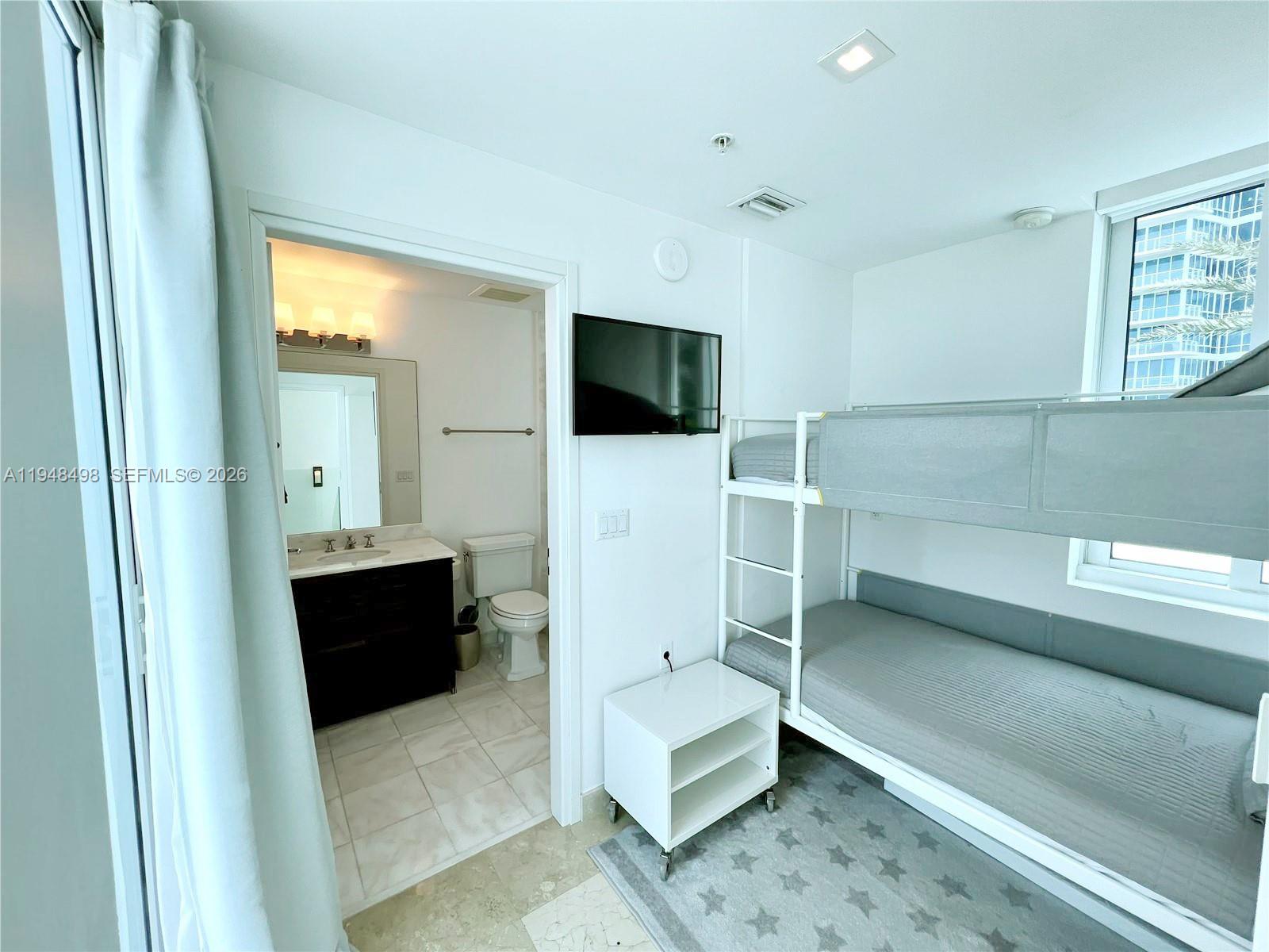 50 S Pointe Dr #TWN2, Miami Beach FL 33139