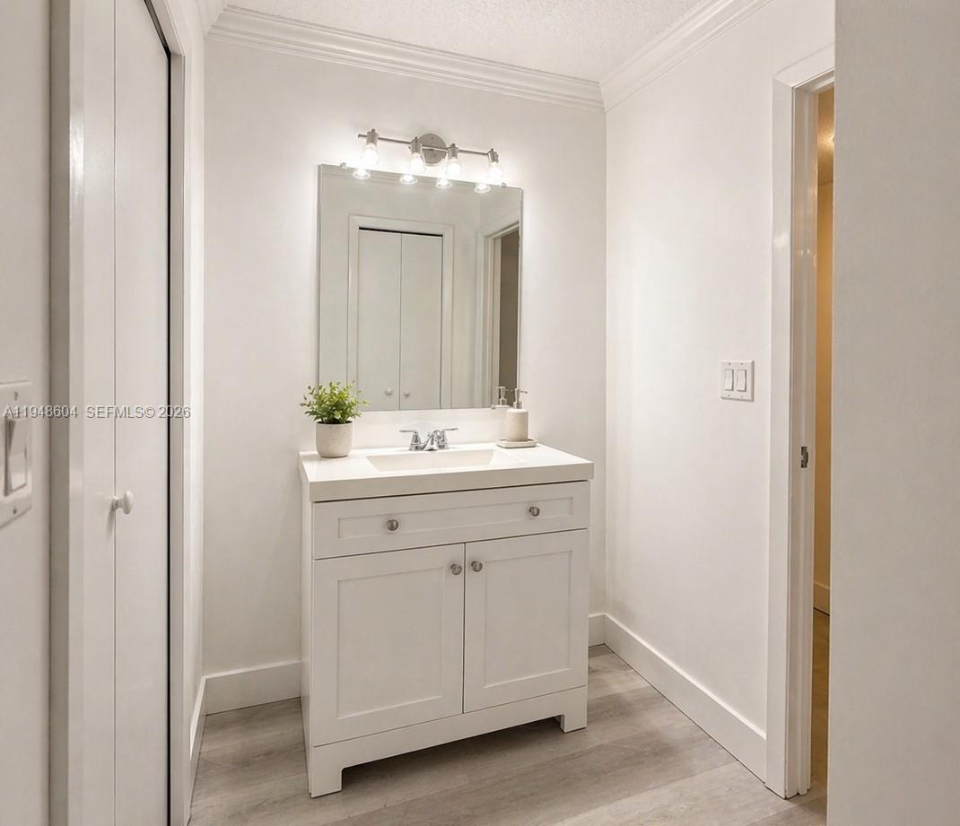 321 Lakeview Dr #105, Weston FL 33326
