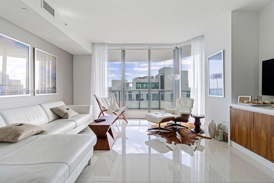 1300 Brickell Bay Dr #2803, Miami FL 33131