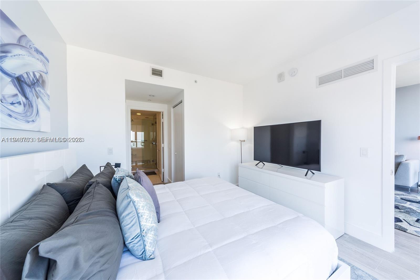 121 NE 34th St #3005, Miami FL 33137