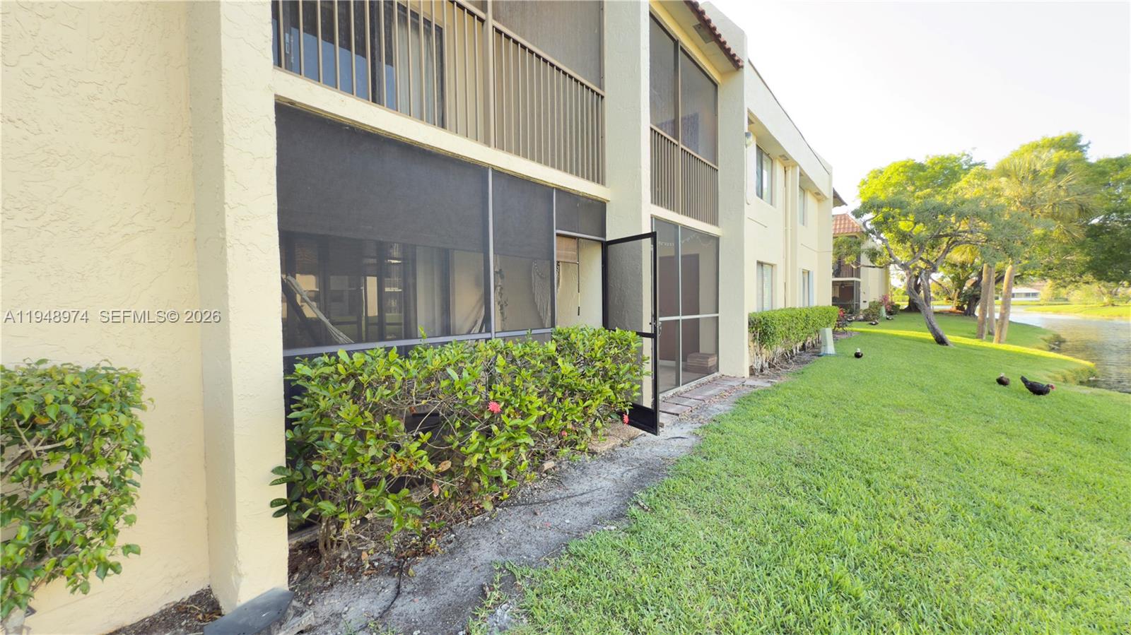 410 Lakeview Dr #103, Weston FL 33326