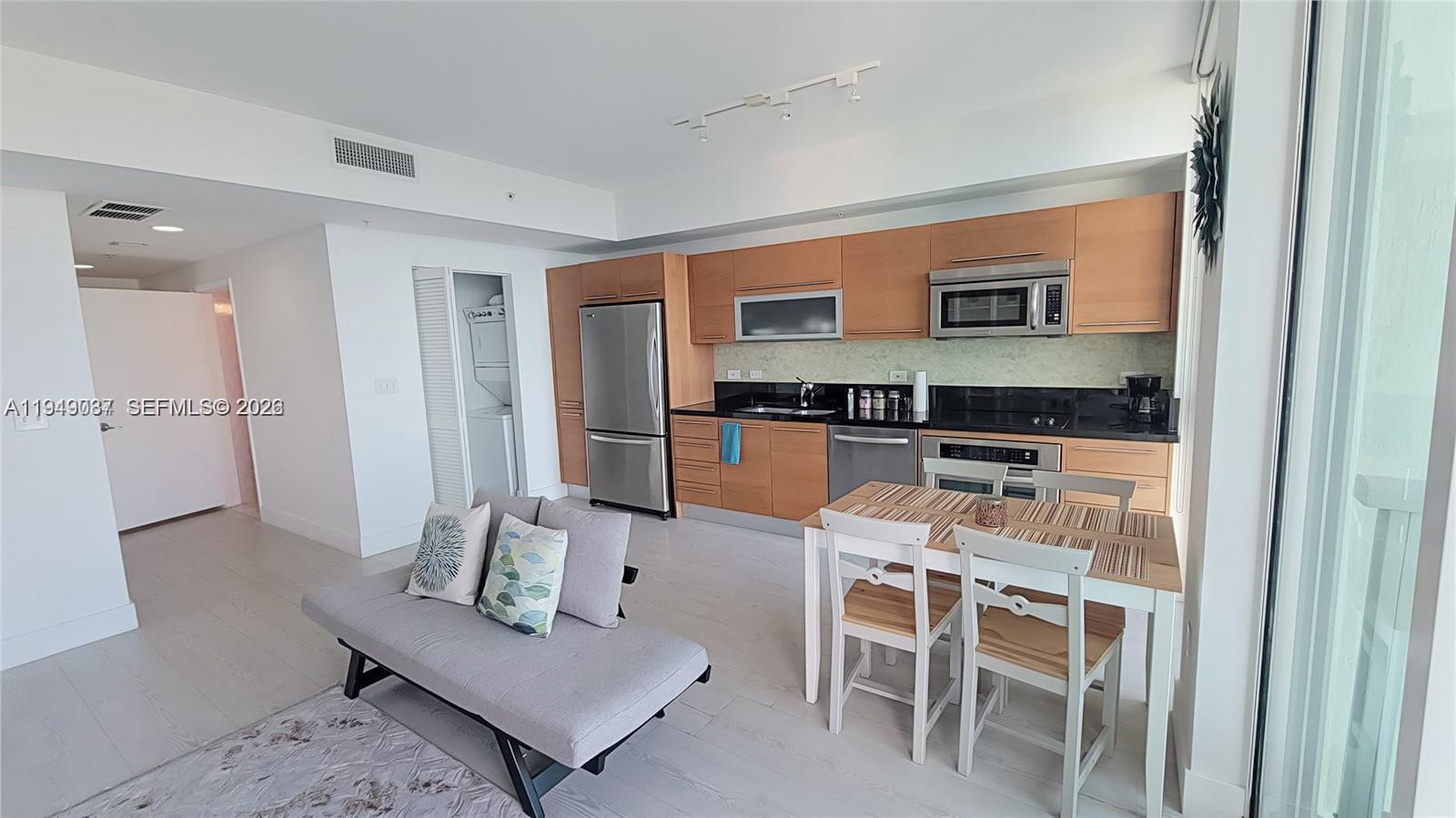 253 NE 2nd St #3305, Miami FL 33132