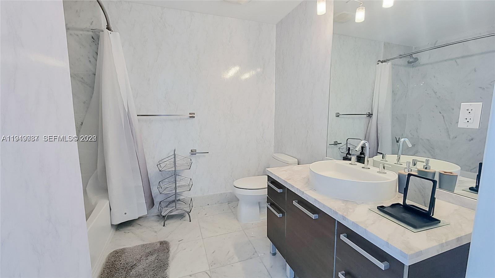 253 NE 2nd St #3305, Miami FL 33132