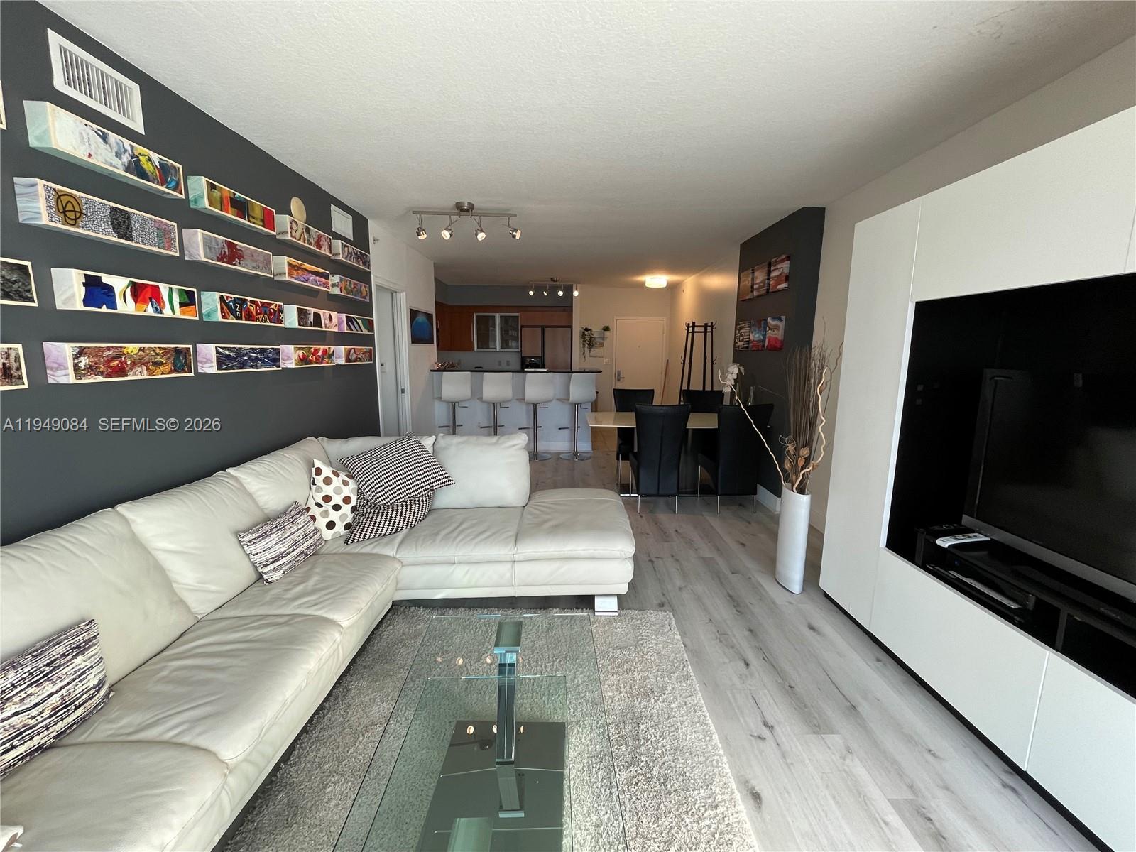 325 S Biscayne Blvd #1115, Miami FL 33131