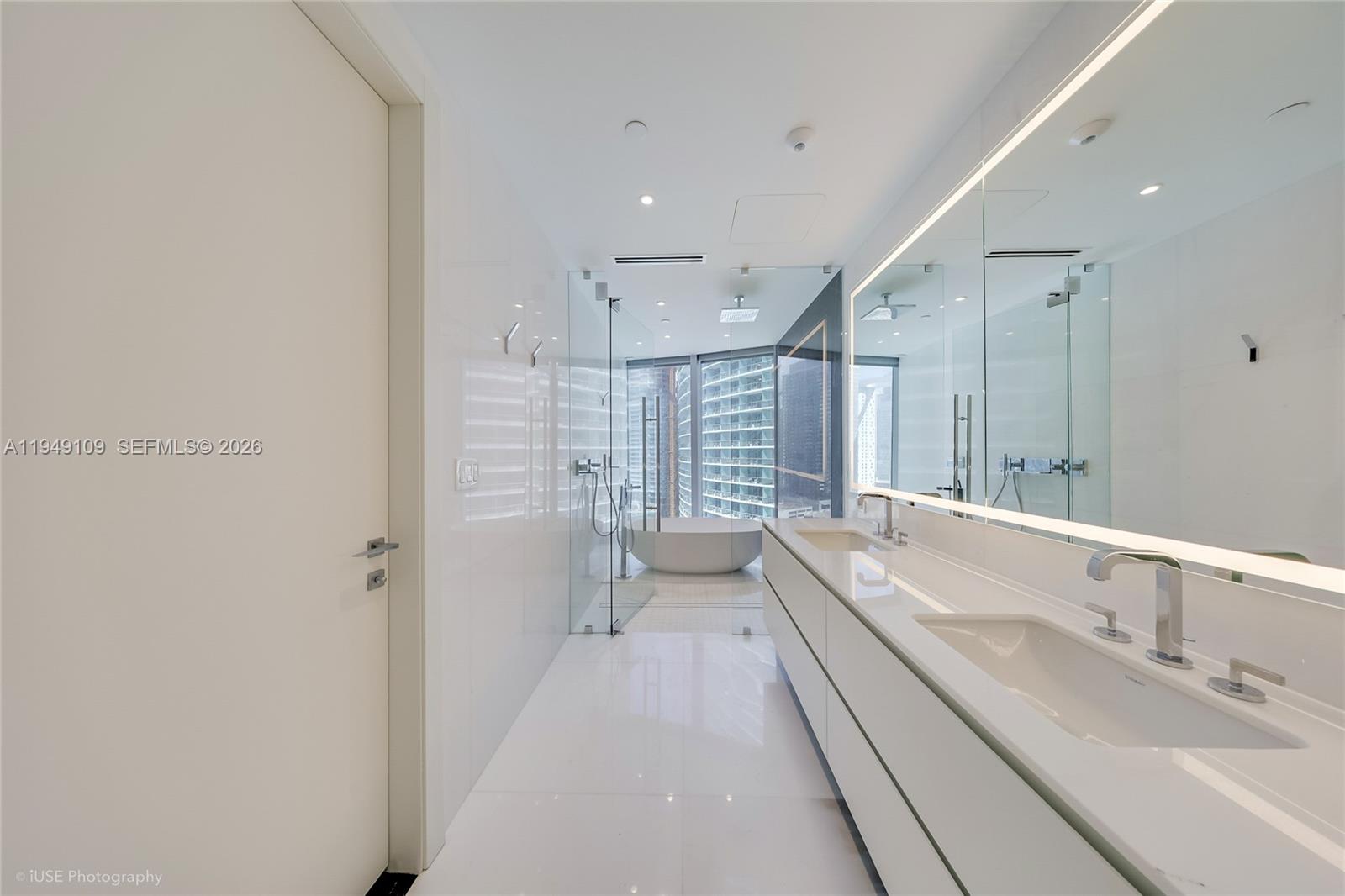 300 Biscayne Boulevard Way #2307W, Miami FL 33131