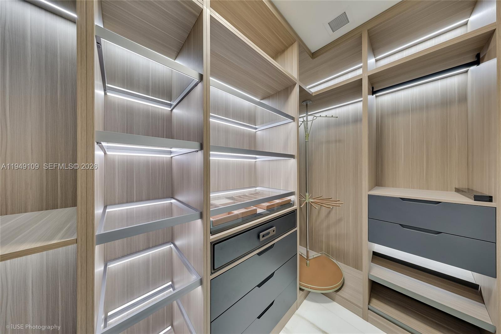 300 Biscayne Boulevard Way #2307W, Miami FL 33131
