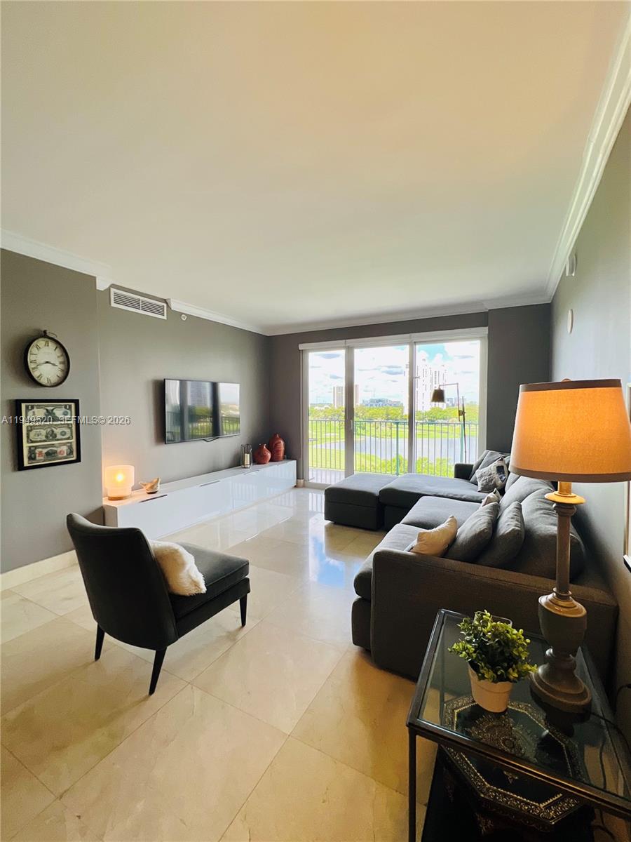 20000 E Country Club Dr #806, Aventura FL 33180