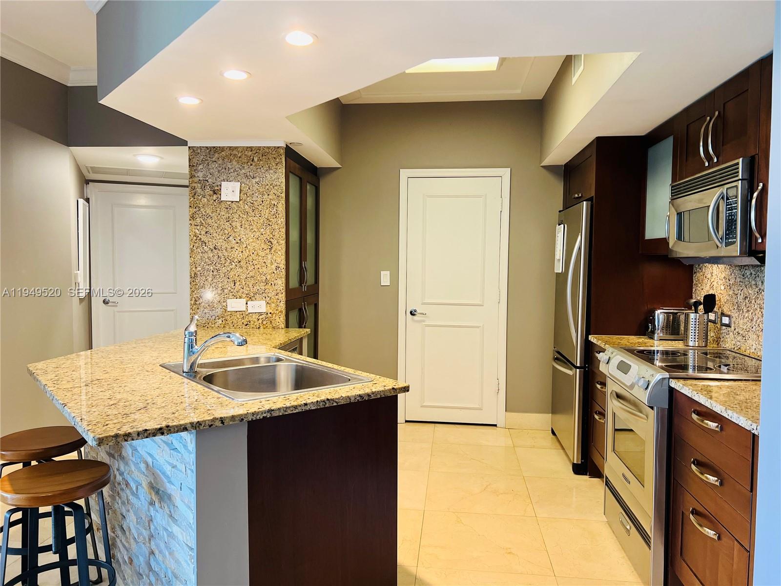 20000 E Country Club Dr #806, Aventura FL 33180