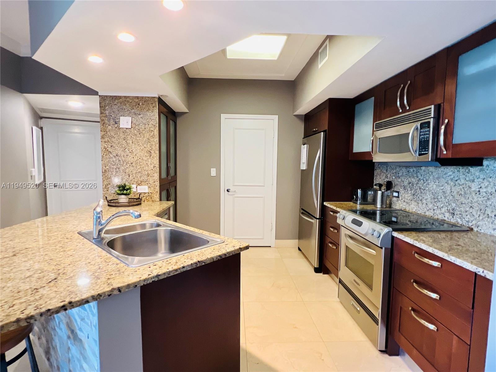 20000 E Country Club Dr #806, Aventura FL 33180
