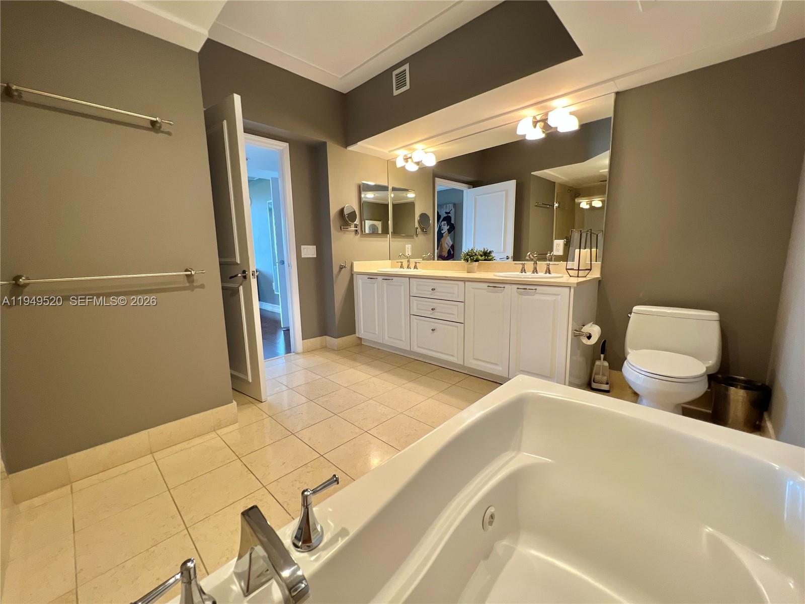 20000 E Country Club Dr #806, Aventura FL 33180