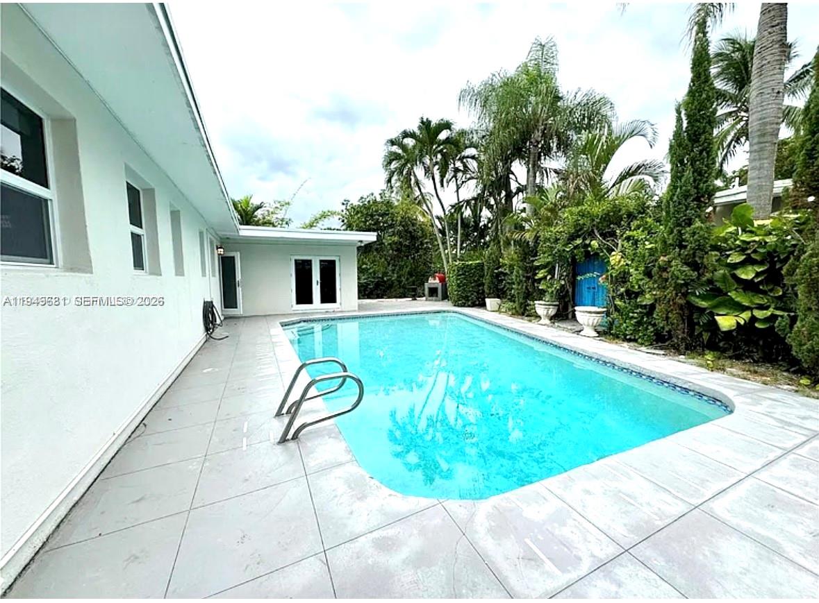 2075 S Hibiscus Dr, North Miami FL 33181